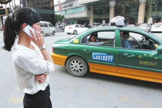 “他不停骚扰我,我害怕极了,才跳的车!”