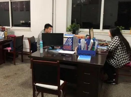 大学生|“别总晒加班”,入职的新人本想好好表现,却被部门经理“敲打”