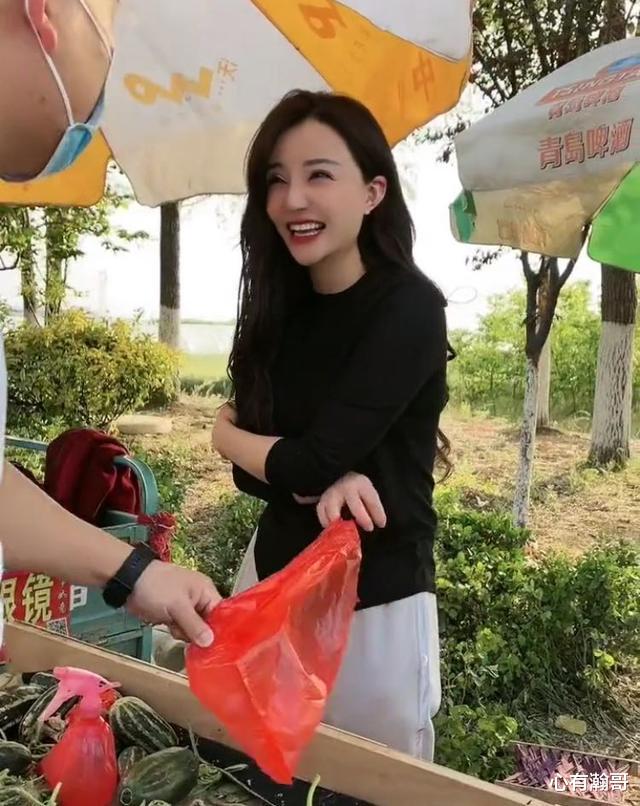 一27岁长相精致女子邂逅卖瓜相亲对象笑得花痴,网友直呼:没眼看