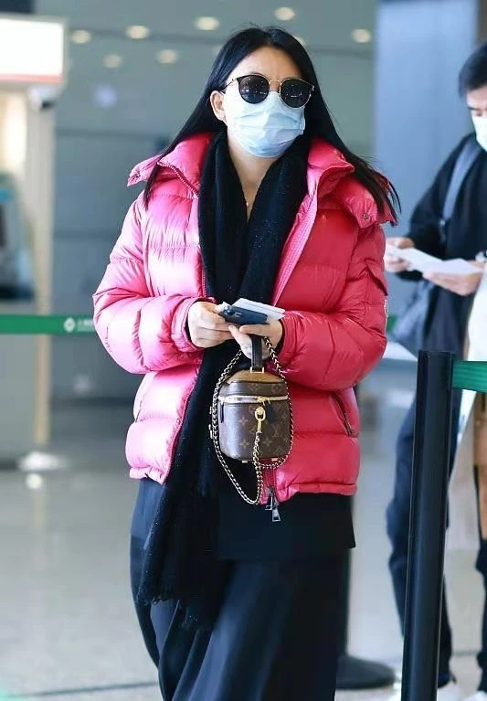 粉色|李湘离婚后人都变年轻了！穿粉毛衣难得少女一回，还戴鸽子蛋炫富