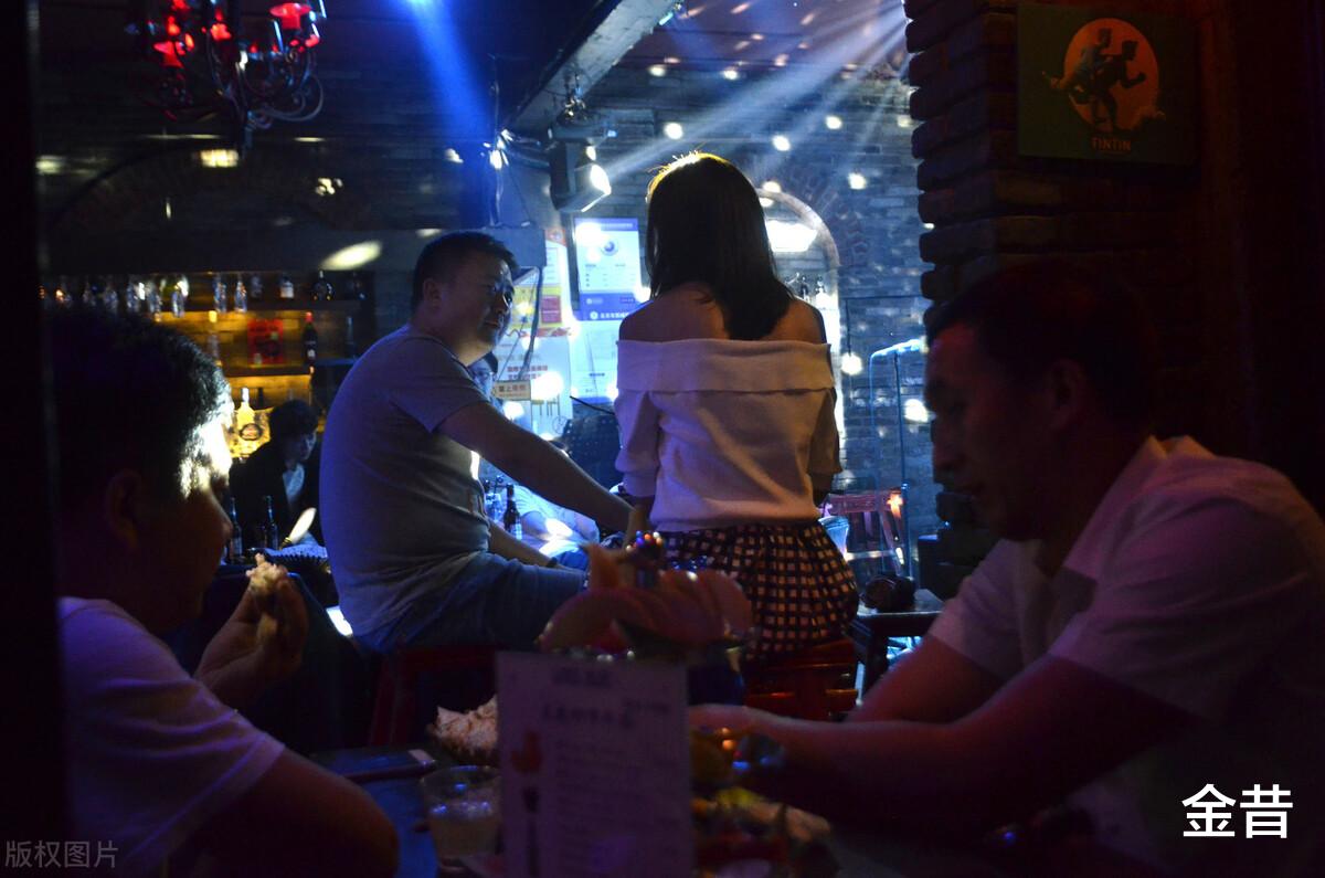 街拍|加代触景生情被打，砸了老炮的酒吧