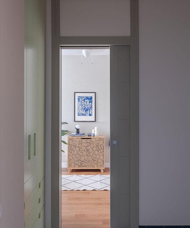 简洁明快蓝色调,与暖暖的色彩配合,让小公寓装饰事半功倍