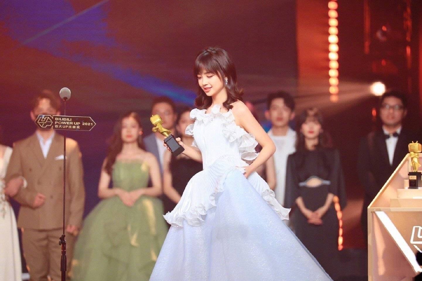 王冰冰|央视记者王冰冰迎喜讯，获百大UP主新人奖，获奖感言水平高