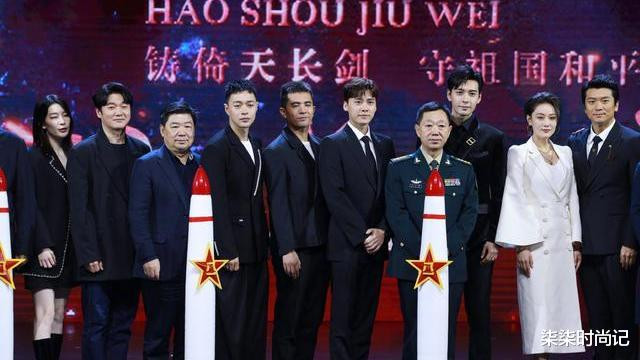 医生 张馨予现身发布会，全体火箭军喊“嫂子”应援，穿西装裙气场强