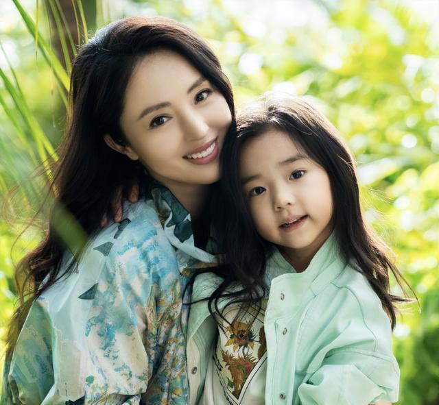 高云翔|高云翔弹唱为6岁女儿庆生，他和董璇离婚后，小酒窝依旧被爱包围