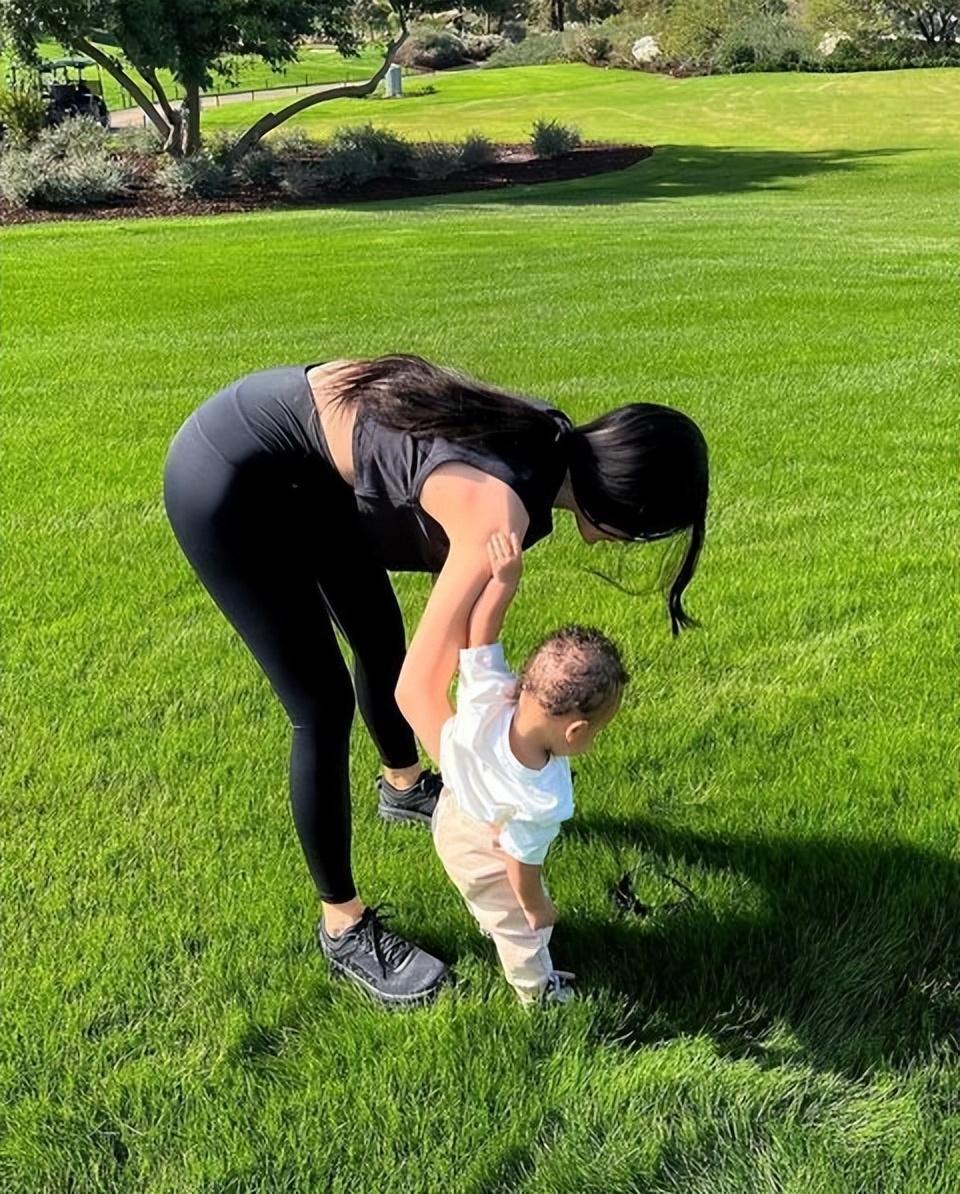 金小妹|卡戴珊的小妹：身家75亿美金，度假晒美背美腿，和黑人男友生俩娃