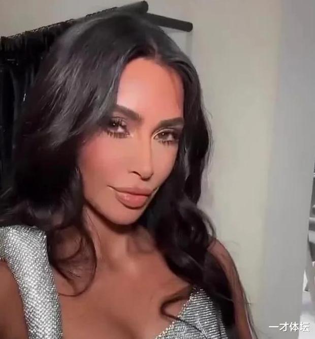 金·卡戴珊|金卡戴珊晒美照，银发染黑+身材曼妙，从“捏脚妹”逆袭成女王！