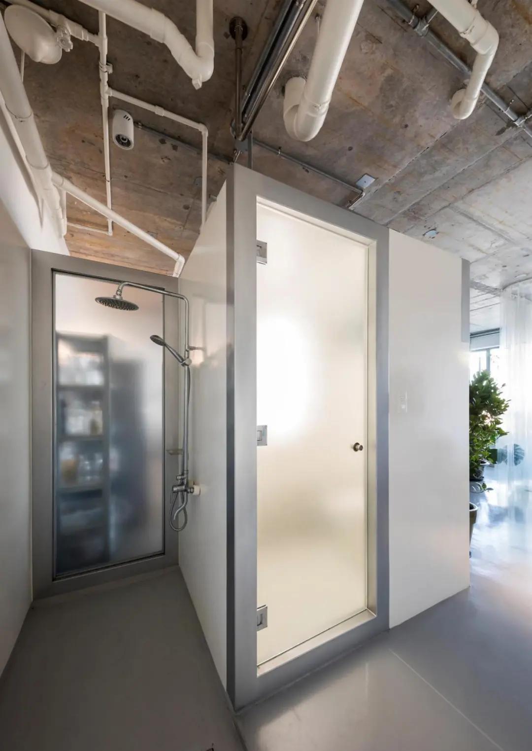 只刷墙改水电，卧室隔断用浴帘杆，原来毛坯房真的能住出高级感！