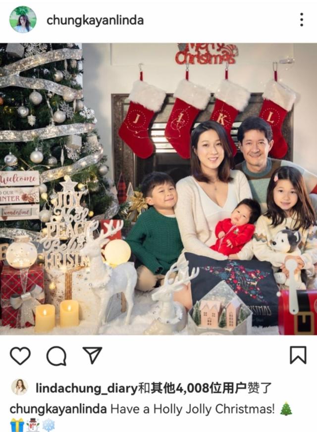 钟嘉欣|钟嘉欣晒全家合照庆圣诞，素颜露面小女儿在怀，三娃乖萌像爸爸