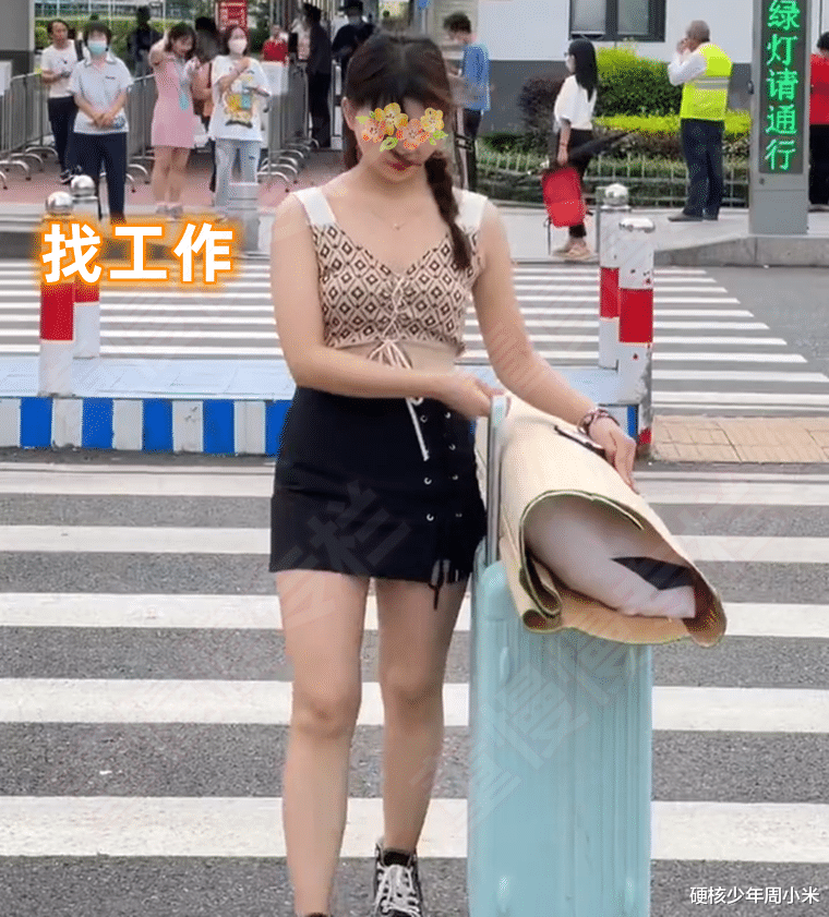 广东省|广东:女子穿短裙在天桥打地铺被质疑是摆拍,市民:谁帮她录像?