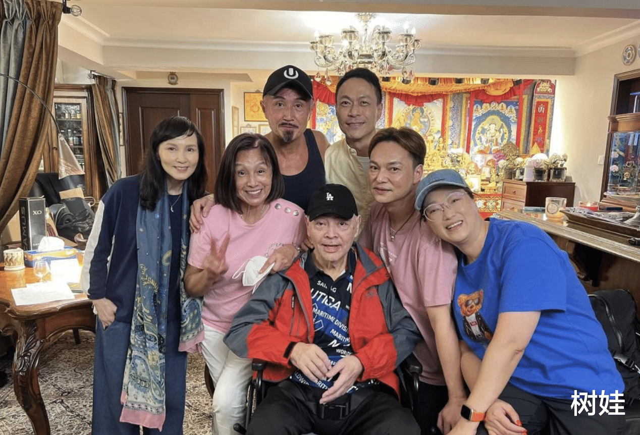 69岁香港歌手病愈后办演唱会，全程坐轮椅献唱，情绪激动三度痛哭