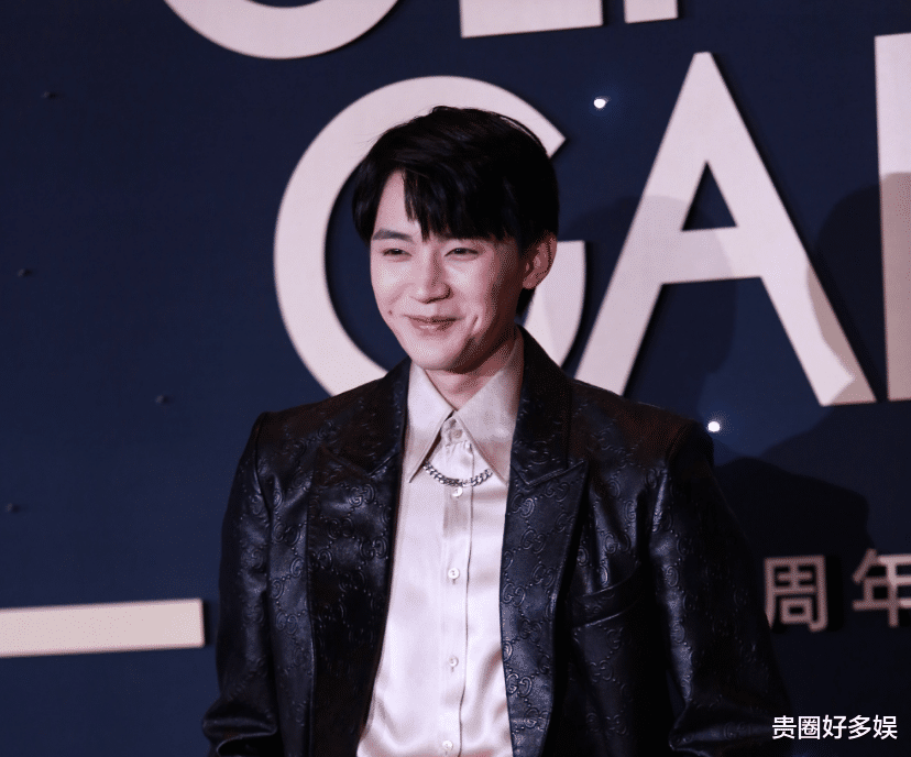 开端|时尚先生盛典，龚俊竟和女明星杨芸晴撞衫了，撞衫不可怕谁丑谁尴尬