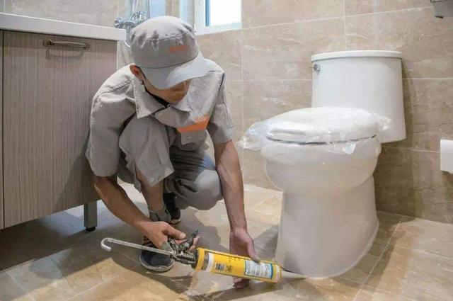 卫生间地面莫名其妙一滩水，物业来了七八次，终于找到问题的根源