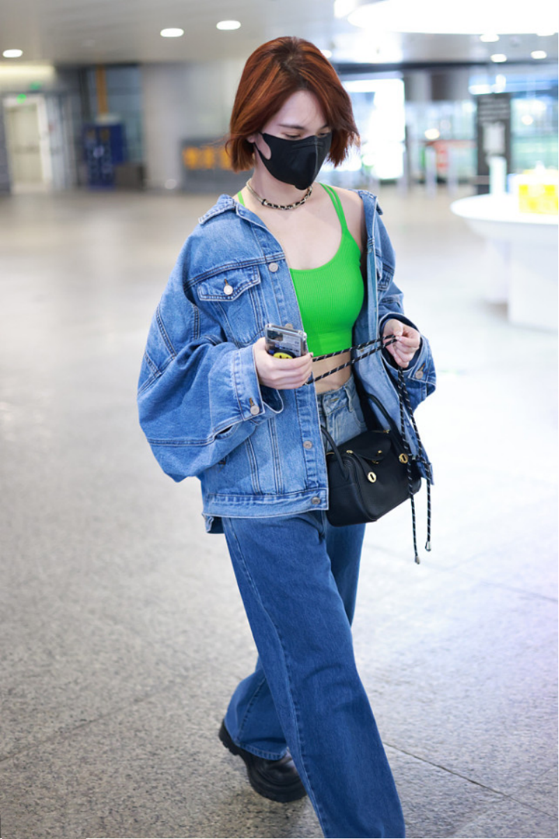 杨丞琳|杨丞琳真不像80后的人，穿上牛仔外套跟00后一样，看着太年轻了