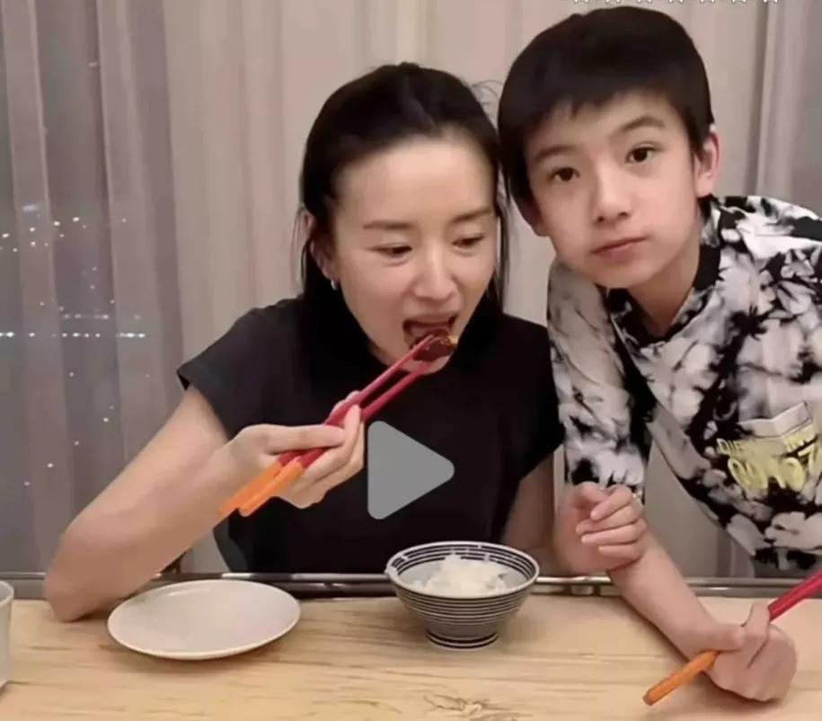 潘粤明|“许仙”潘粤明：臭蚊子隔着牛仔裤咬他的屁股，晒图给网友看大包