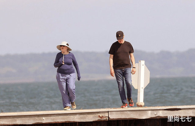 希拉里|克林顿夫妇生活照罕曝光,73岁希拉里累得走不动,瘫坐路边休息