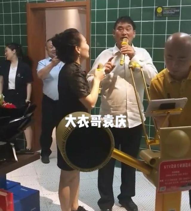 朱之文|大衣哥为袁庆龙虾馆剪彩，酒足饭饱后高歌助兴，红颜知己一脸崇拜