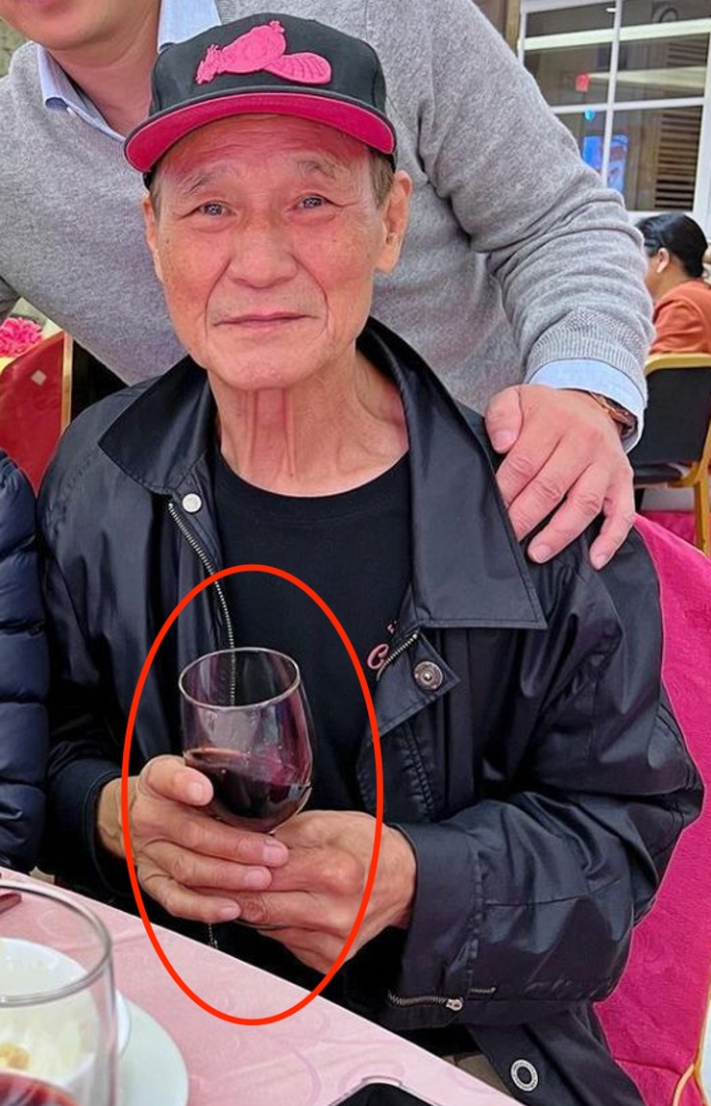 陈惠敏|港星陈惠敏与吴耀汉茶餐厅吃饭，两人心情大好，喝酒喝到满脸通红