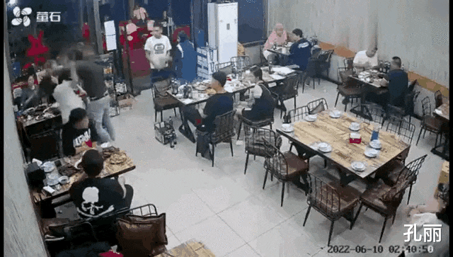 太离谱!唐山事件现场监控画面里,有个非常蹊跷的地方