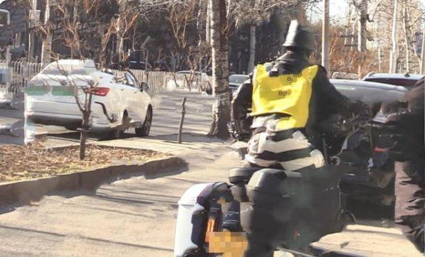 陈瑶|陈瑶开豪车出门被拍,与韩东君马路边热聊,两人一前一后同回家中