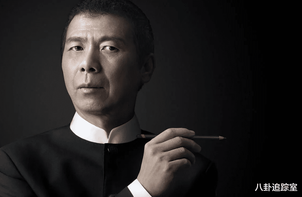 冯小刚|冯小刚疑似全家回国过年,发长文吐槽环境差,暗讽张艺谋多此一举