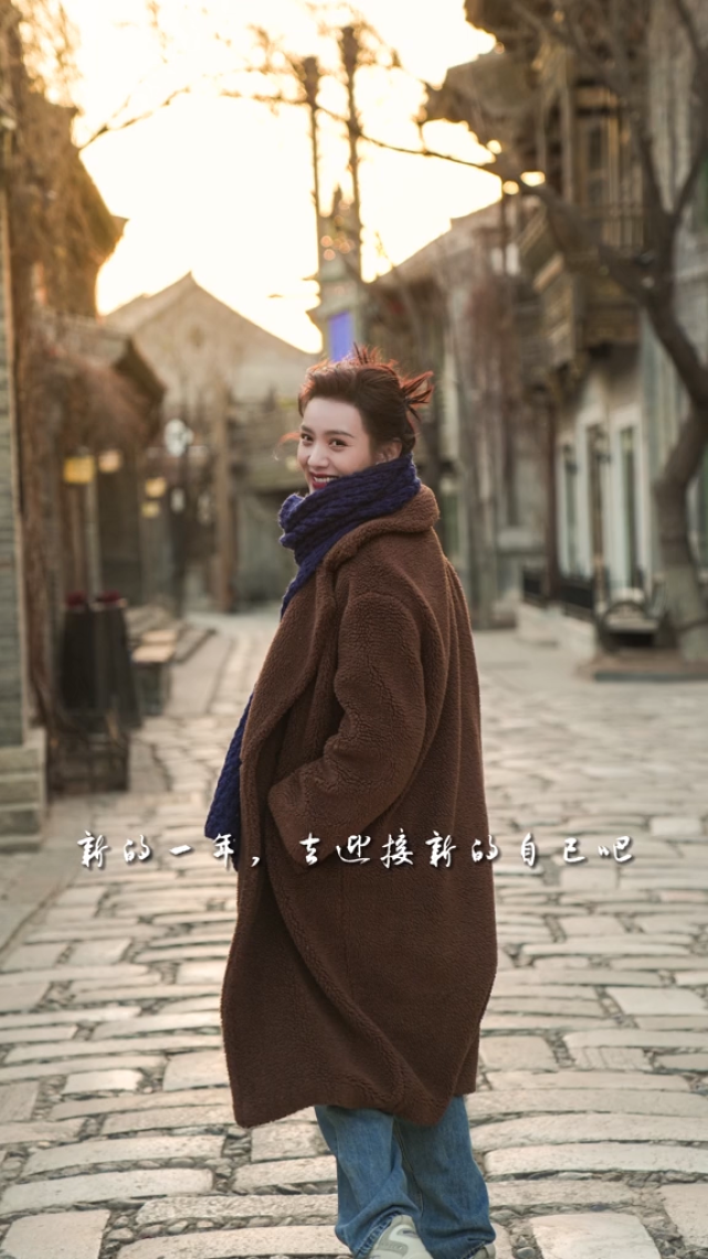 李晓峰|刘恺威女友李晓峰晒苗条美照力破怀孕传闻,与杨幂同款大衣引热议