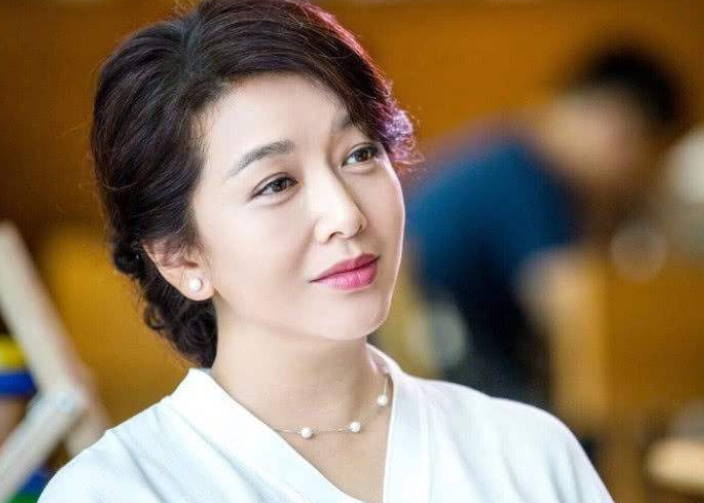 靳东|43岁的靳东，为何放弃了同居5年的江珊，转身就娶2婚的李佳？