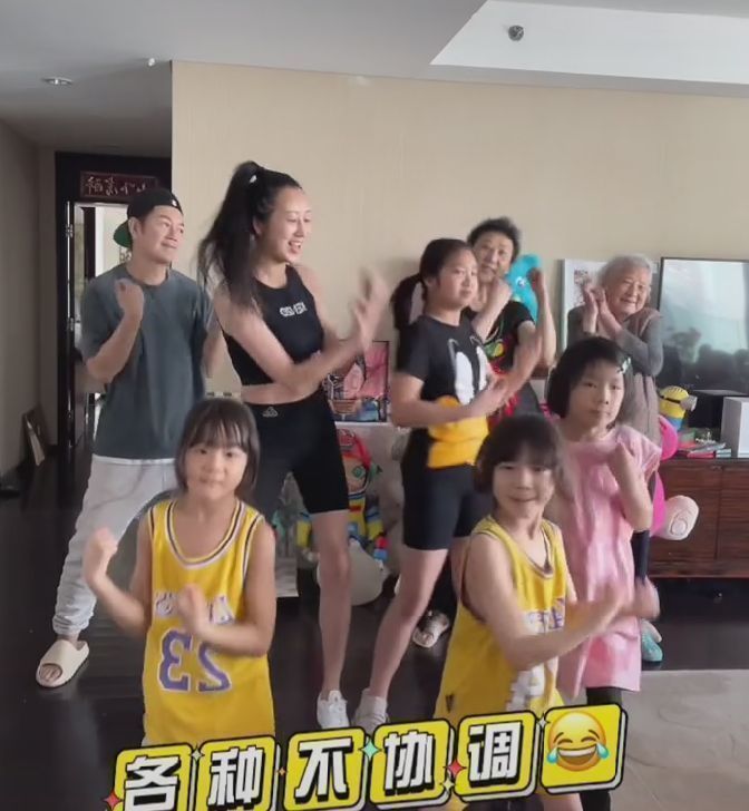 陈浩民|陈浩民一家跳健身操，四个孩子颜值遭吐槽，陈璟逸被误认为是女生