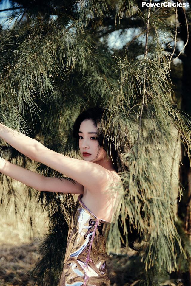 玫瑰|周洁琼红裙写真，玫瑰在冬日盛开