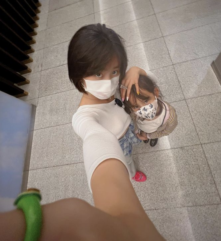 孙莉 黄磊孙莉好开明，带8岁小女儿烫发，多多晒自拍也挑染白发画风成熟