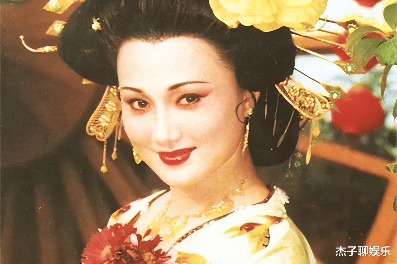 万里归途|林芳兵：巅峰期息影13年！57岁肤白貌美似少女，与儿子同框如姐弟