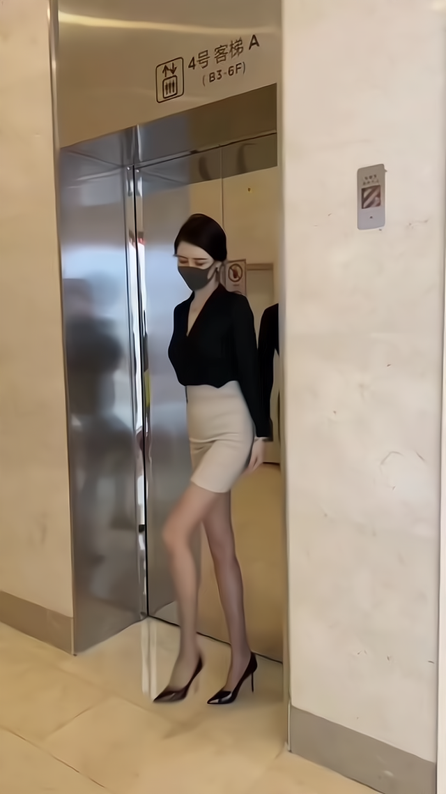 一女子在电梯门口跳舞，挡住外卖小哥的去路：你能去旁边跳吗