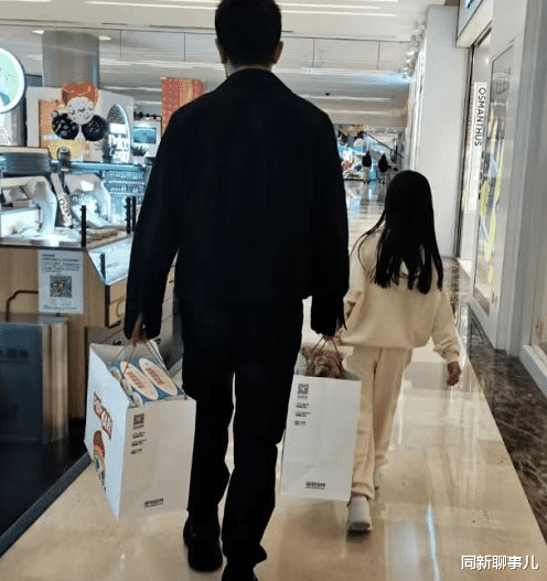 贾云馨|贾乃亮和女儿一起游玩，工作很忙也要多和甜馨在一起，真是好爸爸