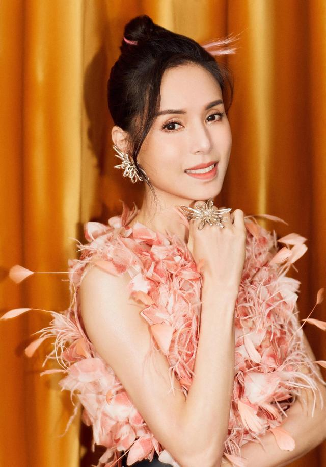 李若彤|演员李若彤，和富商同居10年被分手，56岁结婚靠缘分