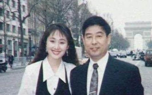 参观赵丽娟住的豪宅,设计了独立院子,里面大树有几层楼高