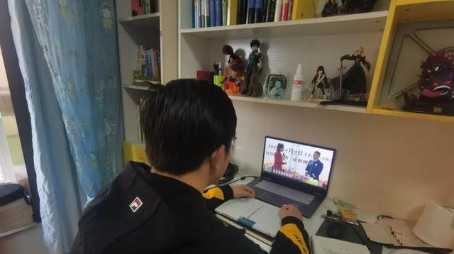 00后|第一批00后大学毕业了，网友：大学四年，上了三年网课！