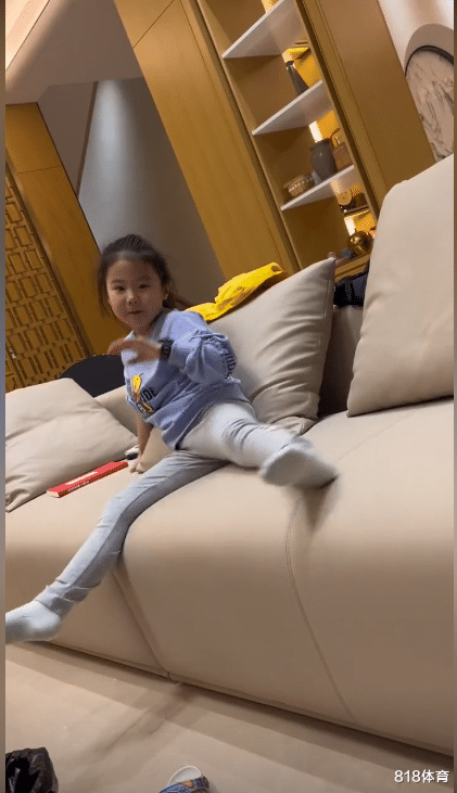 王楠|人小鬼大! 王楠巨富老公问女儿: 你害怕得新冠吗? 笑笑反问: 害怕有用吗