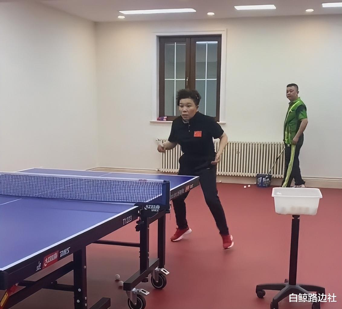 社交平台|邓亚萍指导儿子做饭！16岁身高已超妈妈一头，五官和爸爸一模一样