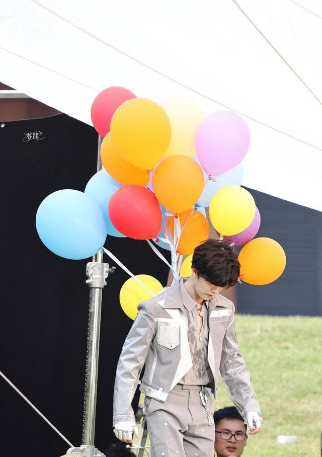 任嘉伦|任嘉伦嗨放派最新路透：穿精致服装变气球王子，热的汗流浃背