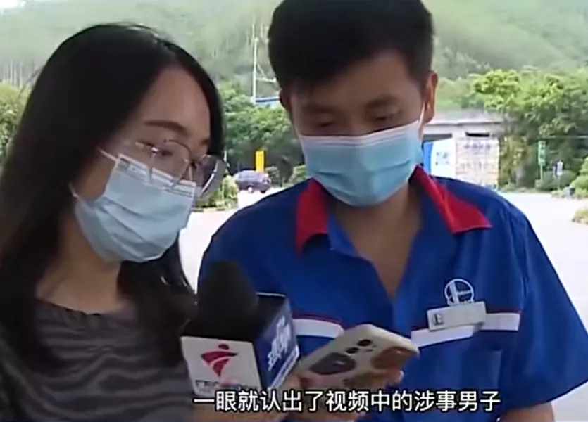 广东,云浮。男子的车坏了,在服务区自行修车,遭维修厂人员谩骂并阻拦