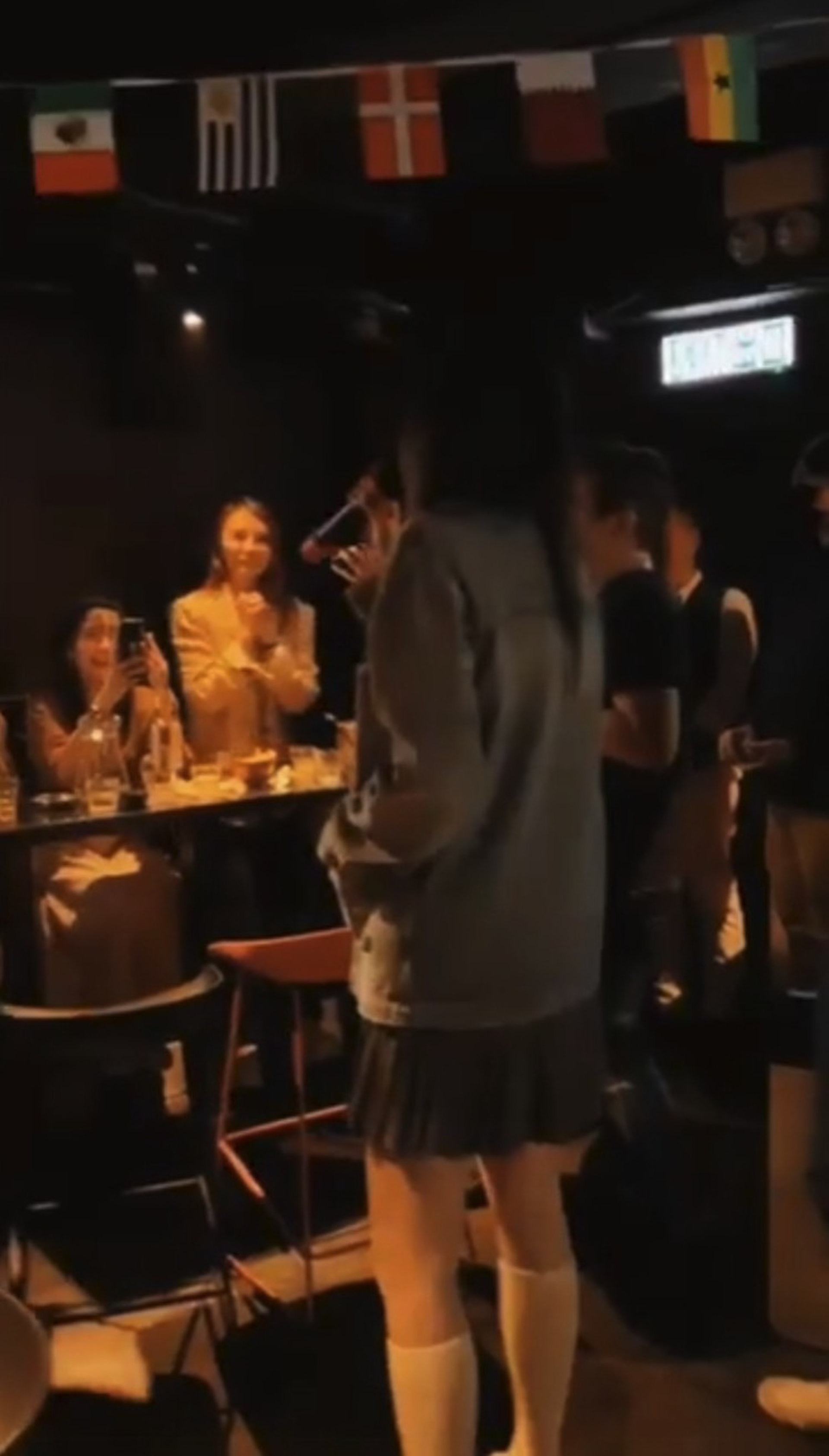 陈慧琳|50岁陈慧琳现身酒吧，同粉丝合唱经典曲目，穿短裙造型超减龄