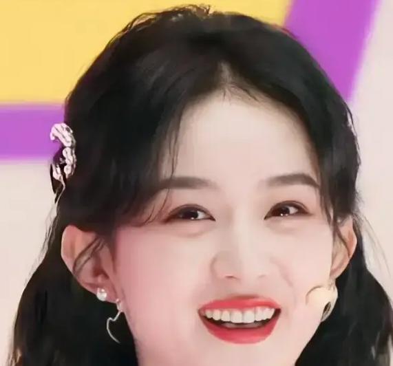 赵丽颖|赵丽颖直播生图曝光,十分清纯气质超好,网友却评价撞脸周也