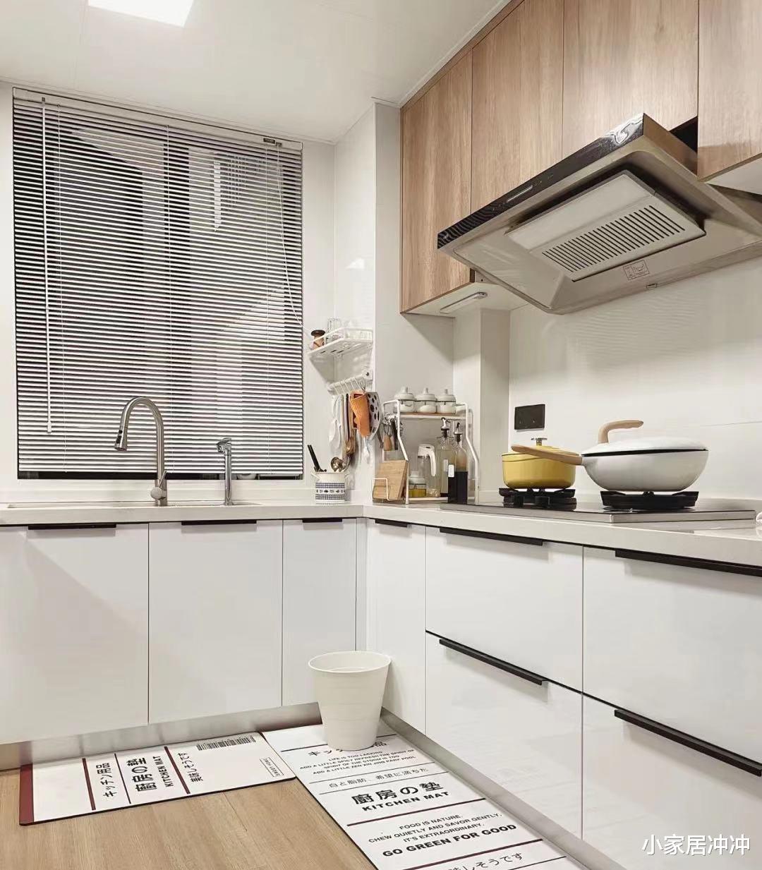 建议大家：灶台别摆瓶瓶罐罐了，学年轻人的做法，干净整洁不占地