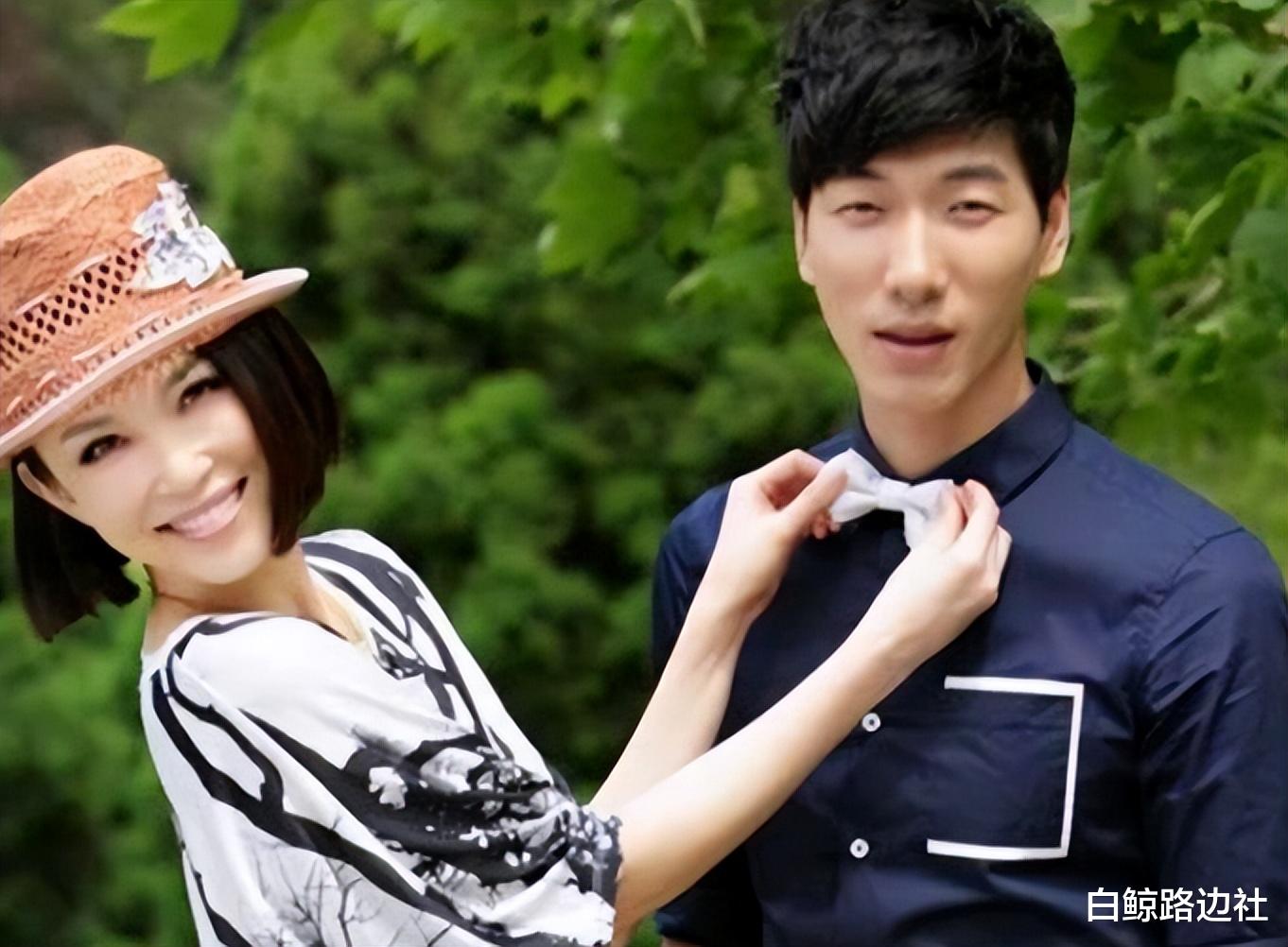 张亮|张亮开豪车携家人做核酸！前妻寇静牵着7岁女儿，离婚四年仍同住