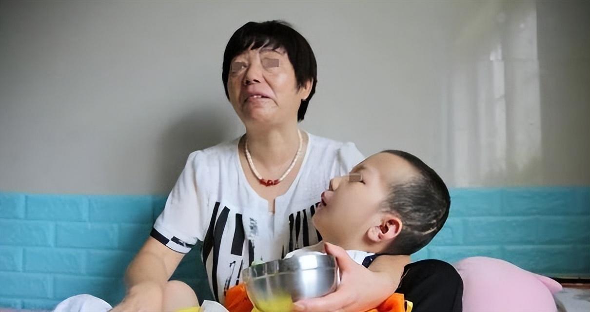 2017年6岁男童被继母打进ICU,器官衰竭后不治身亡,继母被判16年