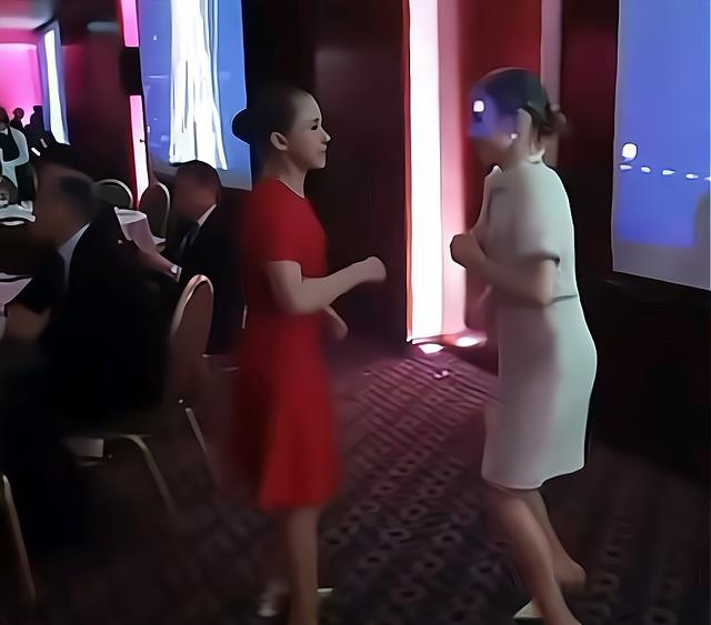 陈婉婷|成熟女人的味道！K宝一身红衣和队友蹦迪，花滑少女跳得有些忘情