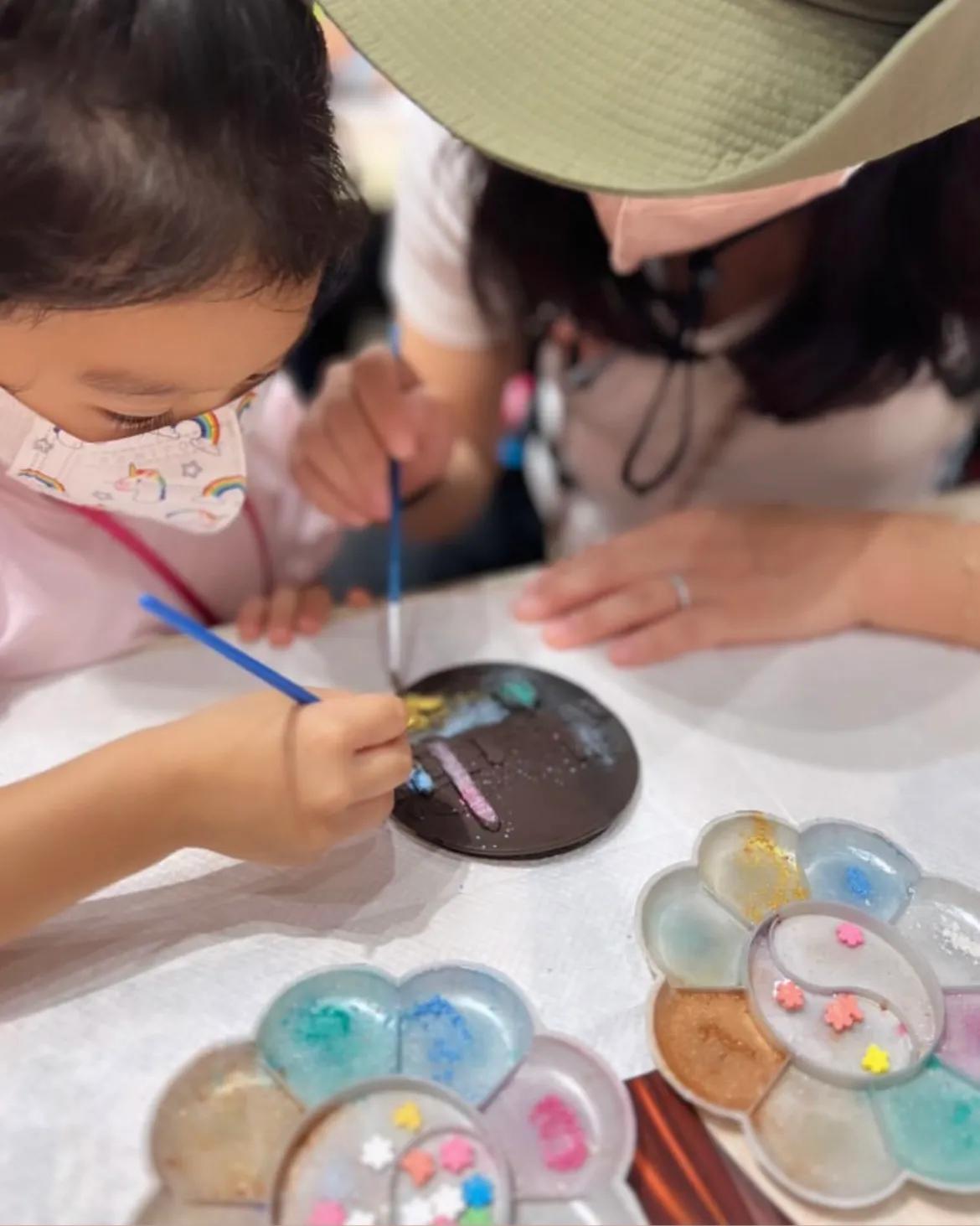 郭晶晶|霍启刚郭晶晶国庆带娃出游,一家五口温馨欢乐,仨孩子独立能力强