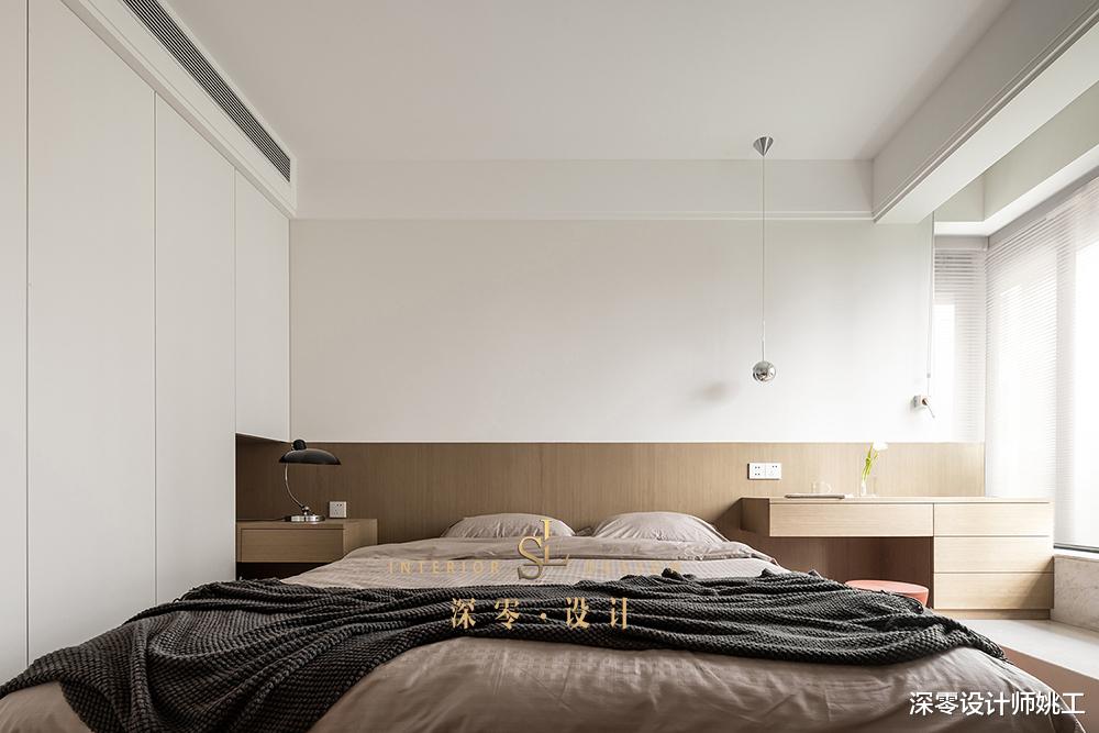 说实话,豪装不一定有她家舒适,客厅整面高柜有藏有露,收纳能力强悍