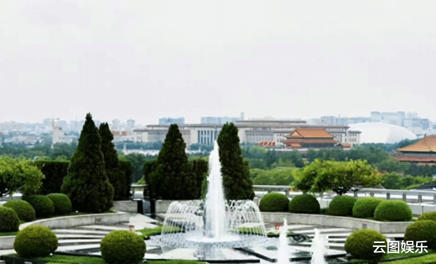 王艳豪宅顶楼看风景,穿2千上衣戴百万名表,48岁皮肤白到发光