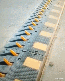 和女上司困在电梯里，女上司看了我一眼说：你想涨工资吗